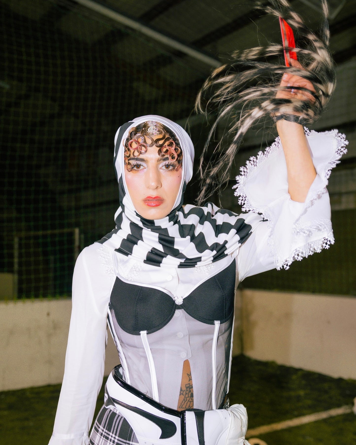 model wearing harschuri bussis