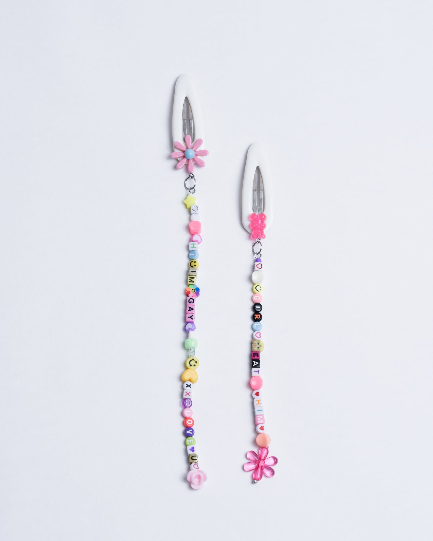 White round clips with colourful charms, flower beads and funny emoji’s